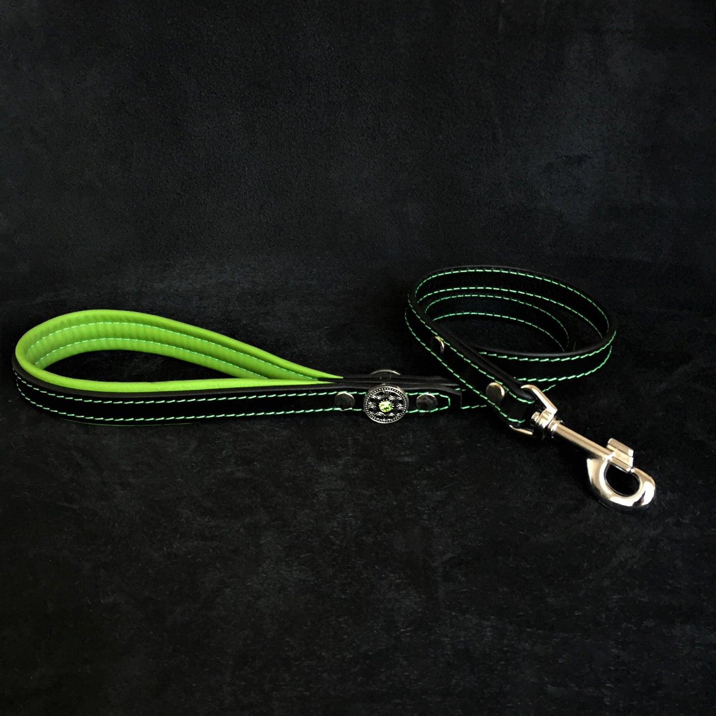 Premium Pet Guardian Gear: 'Bijou'' leather lead green - Sanctum Paws and Fangs