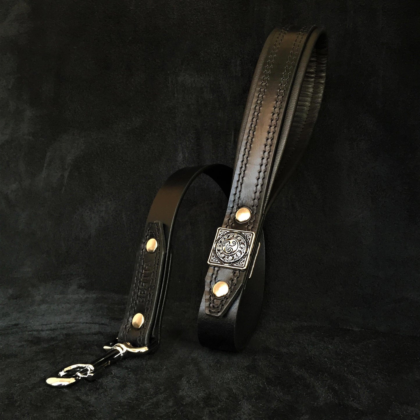 Premium Pet Guardian Gear: The ''Eros'' leash all Black - Sanctum Paws and Fangs